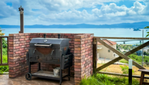 バーベキューコンロと古宇利島の海 バーベキューコンロと古宇利島の海